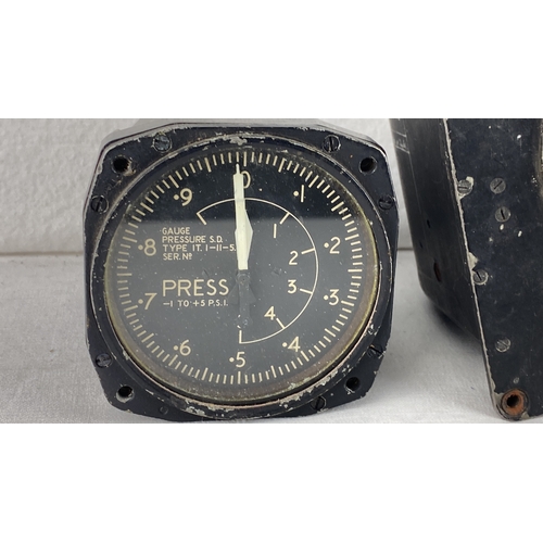 65 - Vintage aircraft instrumentation set includes a pressure gauge (Type IT, 1-11-5, -1 to +5 PSI) and a... 