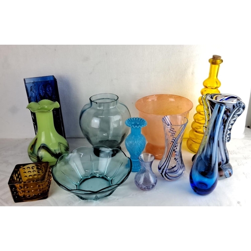 124 - Collection of assorted art glass pieces, including vases, bowls, and decorative items in various col... 