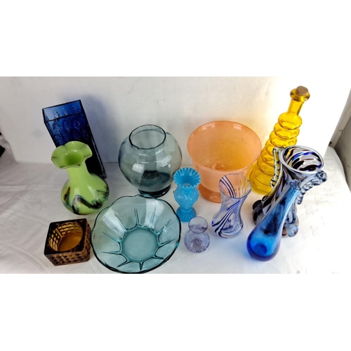 124 - Collection of assorted art glass pieces, including vases, bowls, and decorative items in various col... 