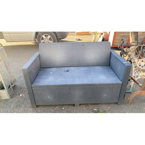 410 - Outdoor sofa in grey synthetic rattan. Sturdy construction in a modern aesthetic.