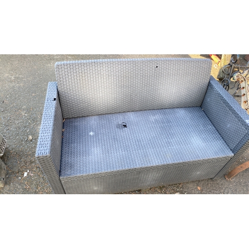 410 - Outdoor sofa in grey synthetic rattan. Sturdy construction in a modern aesthetic.