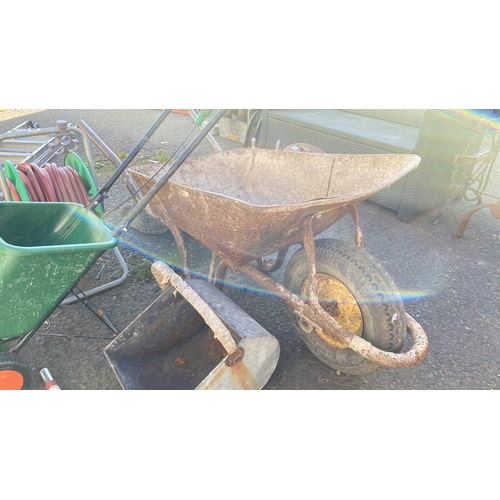 440 - Collection of gardening tools including Scotts EasyGreen spreader, hose reel, vintage wheelbarrow, a... 