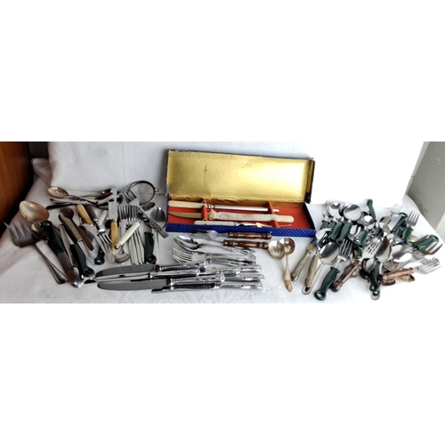 304 - Mixed lot of assorted cutlery, featuring stainless steel knives, forks, and spoons. Includes a boxed... 