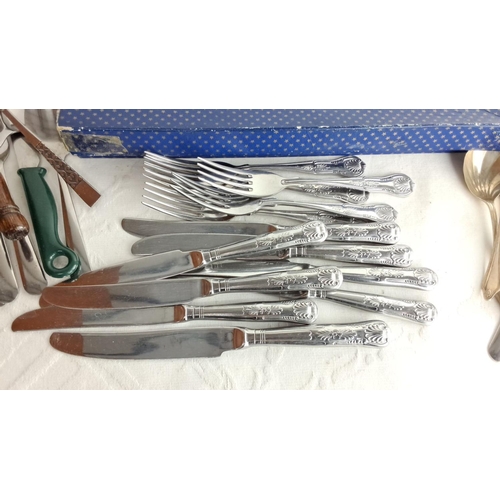 304 - Mixed lot of assorted cutlery, featuring stainless steel knives, forks, and spoons. Includes a boxed... 