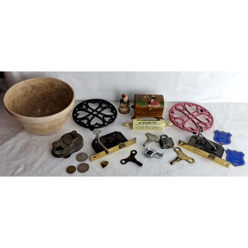 307 - Mixed lot of vintage collectibles includes a mixing bowl, cast iron trivets, novelty rolling pin, lo... 