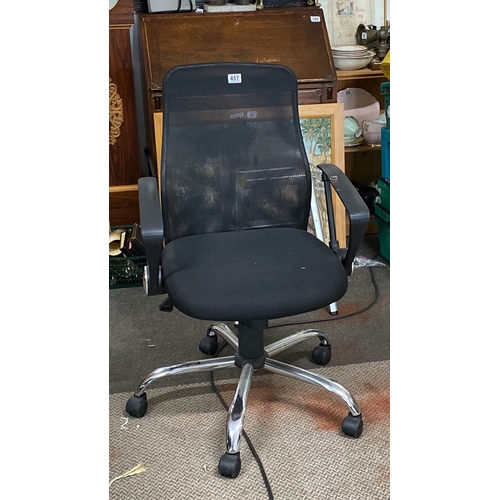 457 - Black mesh office chair with chrome base and adjustable armrests.