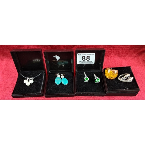 88 - Set of assorted jewellery: pearl pendant on black cord, turquoise and pearl drop earrings, green gem... 