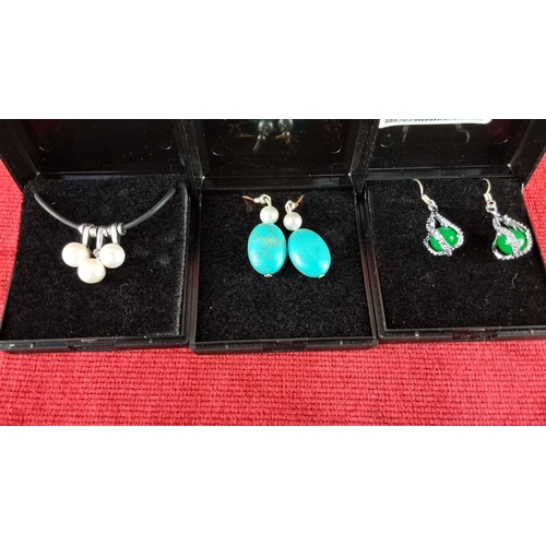 88 - Set of assorted jewellery: pearl pendant on black cord, turquoise and pearl drop earrings, green gem... 