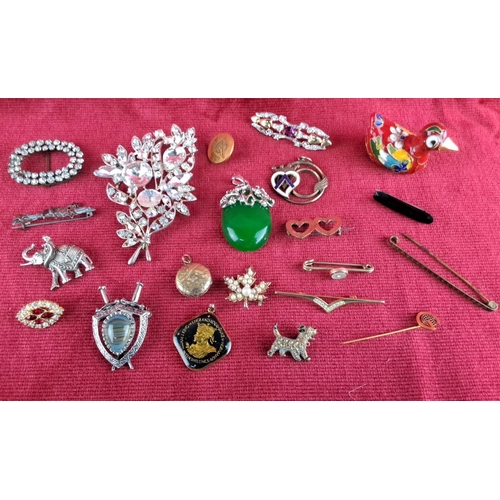 91 - Collection of vintage brooches and pins in various styles and materials, including a silver award. M... 