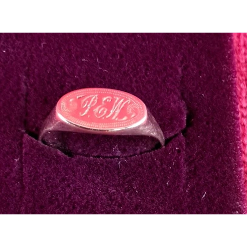 93 - 9ct gold signet ring with engraved initials 