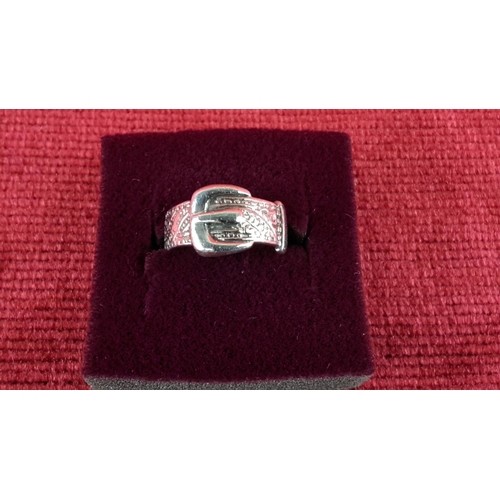 94 - Sterling silver buckle ring featuring intricate detailing. Size J/K.