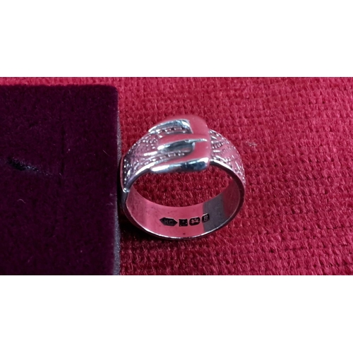 94 - Sterling silver buckle ring featuring intricate detailing. Size J/K.