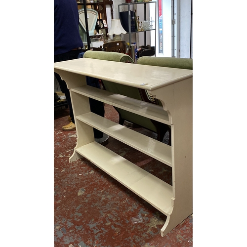 501 - Victorian style shelving unit. Features three open shelves with a smooth finish, 115cm x 90cm x 35cm... 