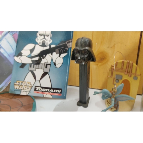 471 - Mixed Star Wars collectibles lot, including figurines, LEGO vehicles, game cards, and accessories. V... 