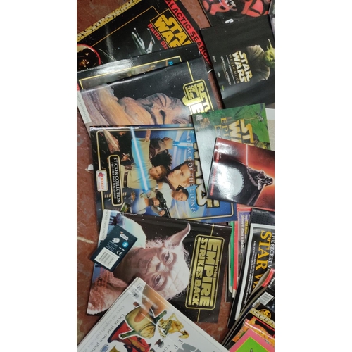 473 - Collection of Star Wars memorabilia, including various magazines, booklets, and promotional material... 