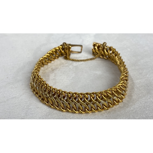 106 - 9ct gold curb link bracelet with safety chain, featuring a clasp closure. Classic design. Weighs 24.... 