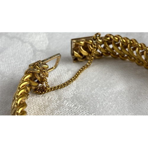 106 - 9ct gold curb link bracelet with safety chain, featuring a clasp closure. Classic design. Weighs 24.... 