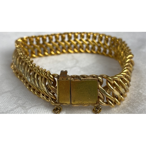 106 - 9ct gold curb link bracelet with safety chain, featuring a clasp closure. Classic design. Weighs 24.... 