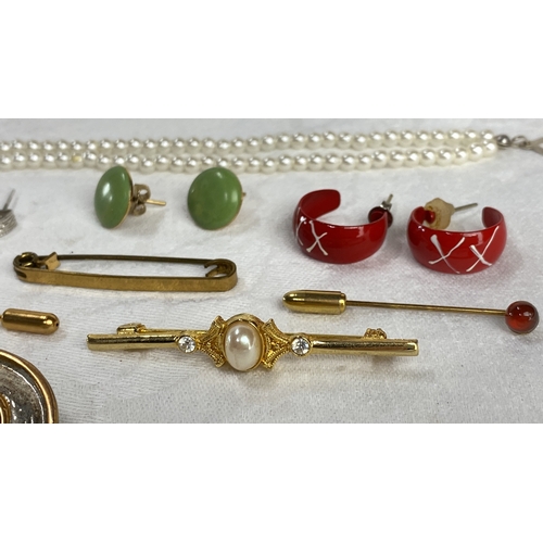 107 - Assorted costume jewelry collection features pearl strand, various brooches, earrings, and pins. Inc... 