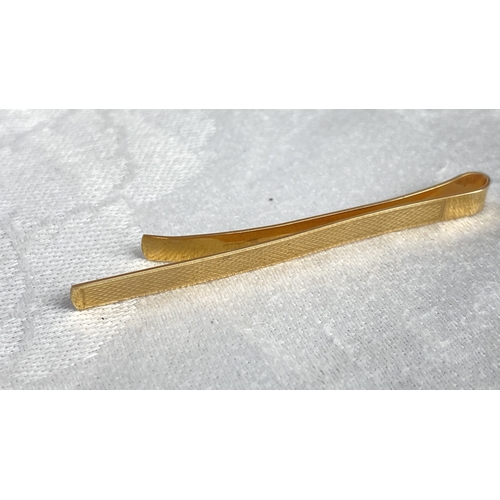 119 - 9 carat gold tie clip, featuring a grooved design, housed in a blue velvet case. Maker's mark inscri... 