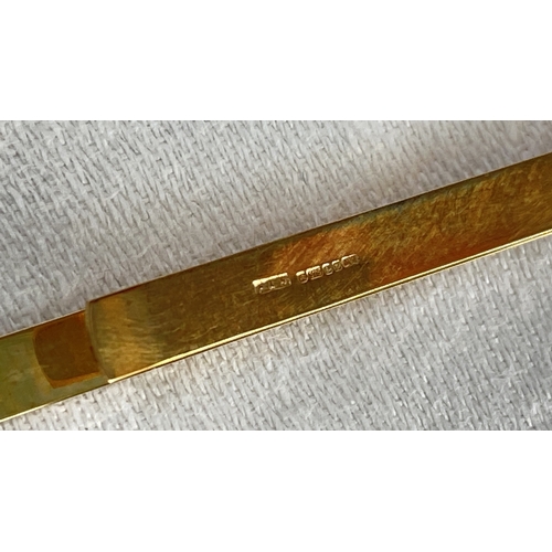 119 - 9 carat gold tie clip, featuring a grooved design, housed in a blue velvet case. Maker's mark inscri... 