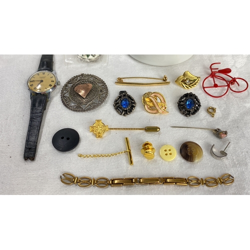 124 - Mixed lot featuring vintage wristwatch, brooches, ceramic trinket box with butterfly, buttons, bars,... 