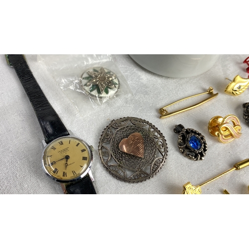 124 - Mixed lot featuring vintage wristwatch, brooches, ceramic trinket box with butterfly, buttons, bars,... 