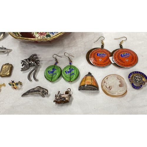 128 - Mixed lot featuring vintage jewelry, colorful porcelain bowl, novelty accessories including Fanta ea... 