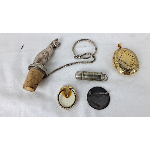 86 - Eclectic lot comprising a silver cat bottle stopper, engraved compact, cameo brooch, abalone inlay b... 