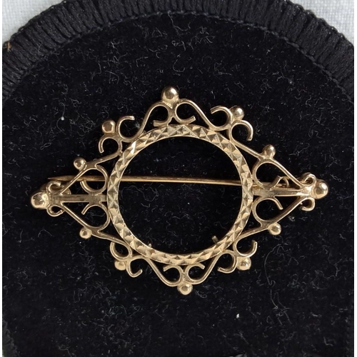 98 - Victorian 9ct gold 1/2 sovereign holder brooch, features an intricate filigree design, a circular ce... 