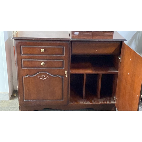 447 - Vintage Rossmore Furniture cabinet with integrated Toshiba record player, walnut finish, durable lac... 