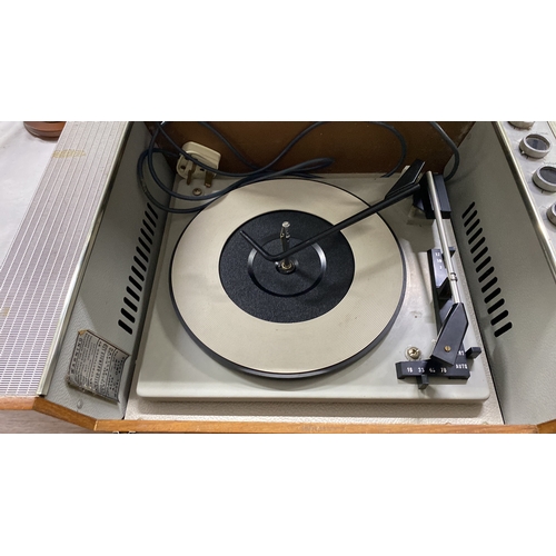 456 - Kolster-Brandes vintage record player, model KP043. Features wood casing, integrated speakers, and c... 