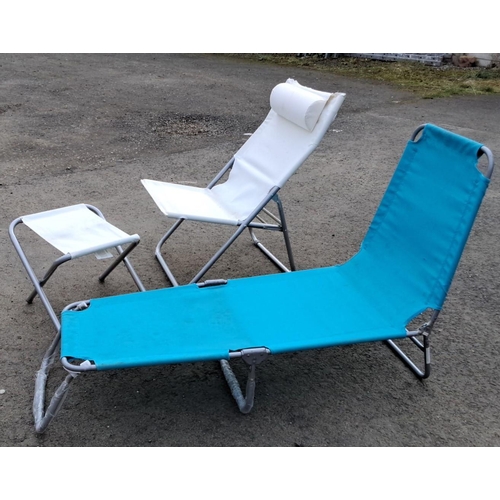 40 - Set of outdoor folding chairs and lounger, featuring metal frames with fabric seating. Includes one ... 