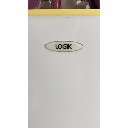 224 - Logik refrigerator-freezer, white finish, with internal storage shelves. Classic design.