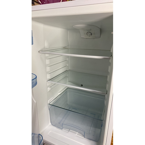 224 - Logik refrigerator-freezer, white finish, with internal storage shelves. Classic design.