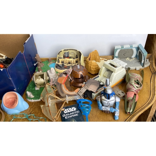 266 - Assortment of Star Wars collectables.