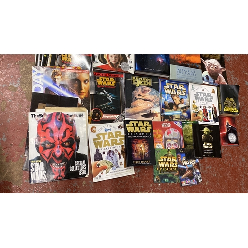 267 - Collection of Star Wars books and magazines, including 