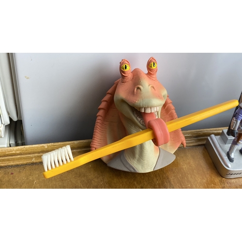 277 - Star Wars novelty toothbrush holders feature character and starfighter designs, including Jar Jar Bi... 