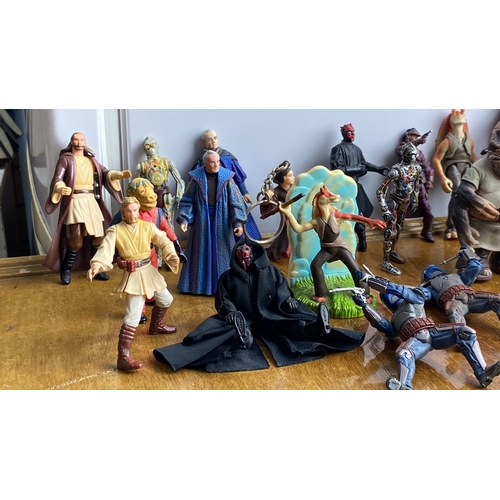 281 - Collection of Star Wars figures, featuring iconic characters from various episodes. Detailed action ... 