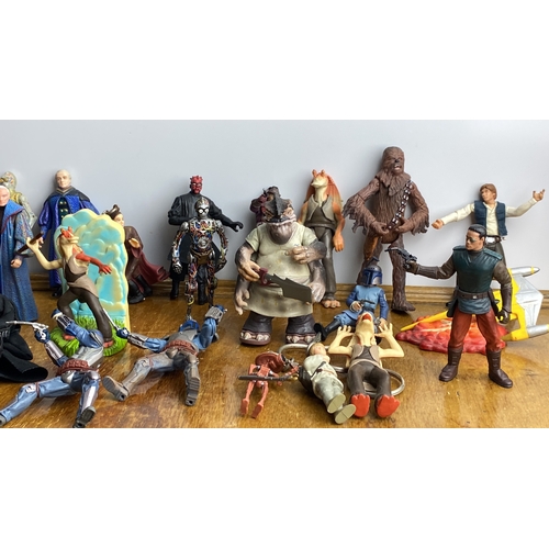 281 - Collection of Star Wars figures, featuring iconic characters from various episodes. Detailed action ... 