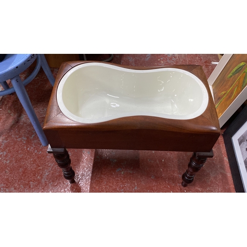 394 - An antique Georgian baby bath/table with ceramic bath liner.