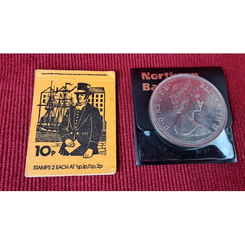 130 - Commemorative Queen Elizabeth II coin and vintage British stamp booklets, featuring 1½p stamps. Incl... 