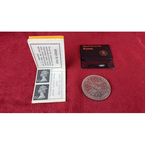 130 - Commemorative Queen Elizabeth II coin and vintage British stamp booklets, featuring 1½p stamps. Incl... 