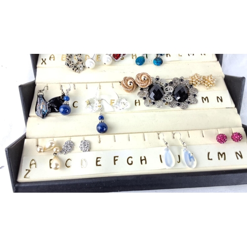 140 - Collection of various earrings in assorted styles and materials, including gemstones and glass eleme... 