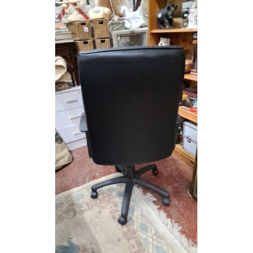 530 - Modern office chair.