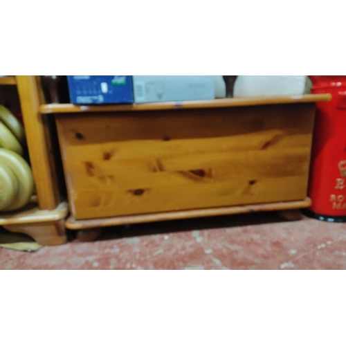 400 - Pine blanket chest, modern design. Smooth finish with visible wood grain, compact and sturdy.