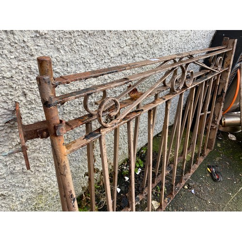 466 - A pair of wrought iron gates. 126x90cm each