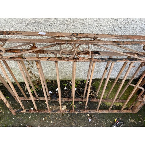 466 - A pair of wrought iron gates. 126x90cm each