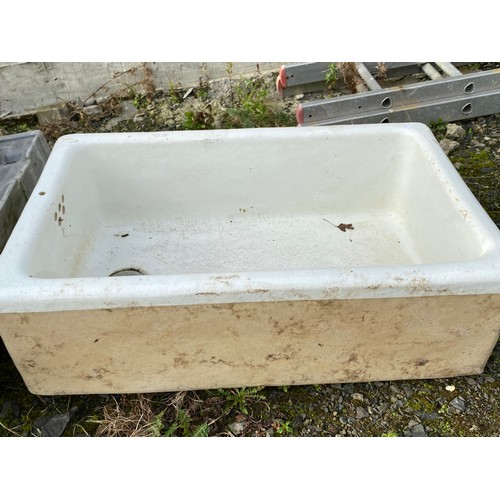 43 - A vintage Belfast sink. 75x47x25cm.