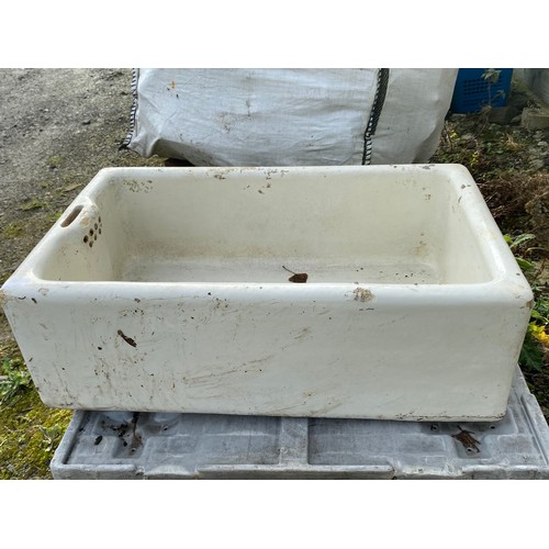 43B - A vintage Belfast sink. 77x47x25cm.